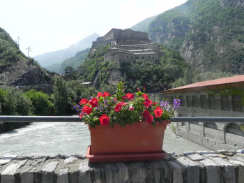Foto su Forte di Bard dal ponte di Hône (42520 bytes)